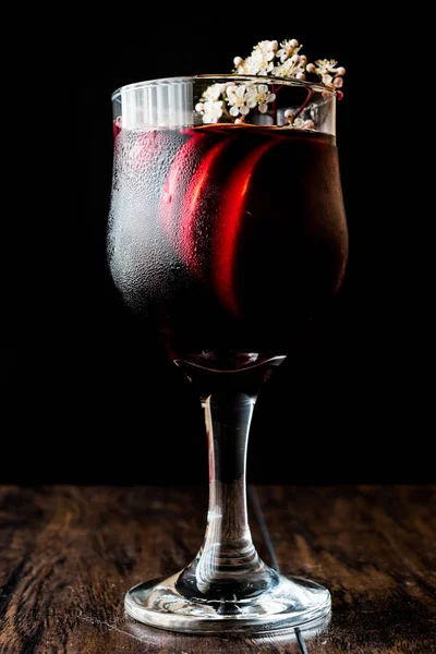 Σαγκρία κοκτέιλ στο ποτήρι κρασιού με λεμόνι, κανέλα, φρούτα και παγωτό. — Φωτογραφία Αρχείου