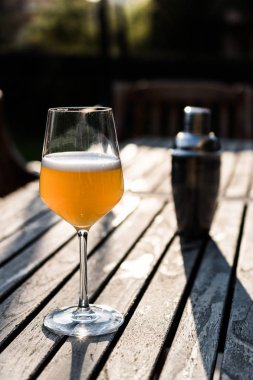 Bellini Garden Şarap kadehi şeftali ile yapılan kokteyl