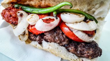 Türk köfte Ekmek / köfte sandviç domates, soğan ve yeşil biber ile.