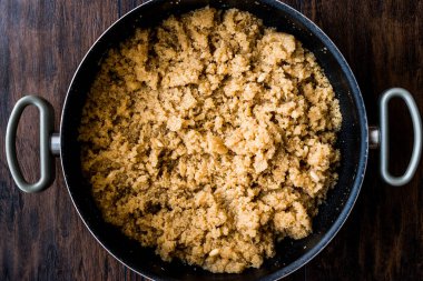 Bir tavada Türk irmik tatlısı / irmik helvasi