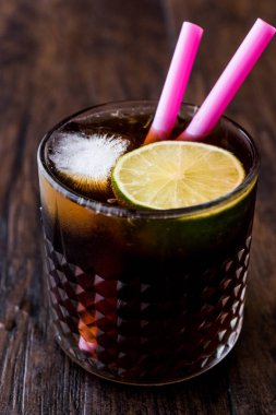 Viski kola kokteyl kireç ve buz ile. (cuba libre)