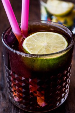 Viski kola kokteyl kireç ve buz ile. (cuba libre)