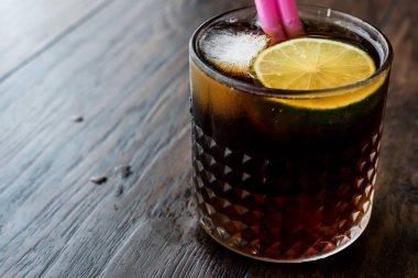 Viski kola kokteyl kireç ve buz ile. (cuba libre)