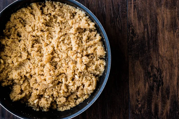 Turkse griesmeel Dessert in een pan / irmik helvasi — Stockfoto