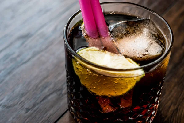 Viski kola kokteyl kireç ve buz ile. (cuba libre) — Stok fotoğraf