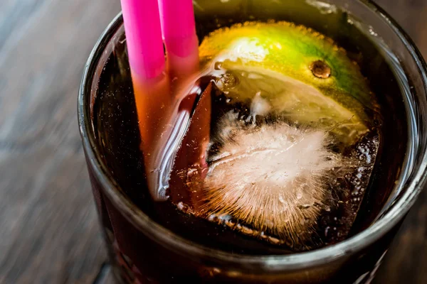 Whiskey Cola Cocktail met limoen en ijs. (cuba libre) — Stockfoto