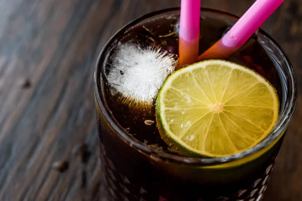 Whisky Cola Cocktail avec citron vert et glace. (cuba libre ) — Photo