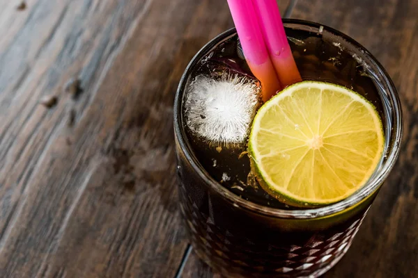 Whiskey Cola Cocktail com limão e gelo. (cuba libre ) — Fotografia de Stock