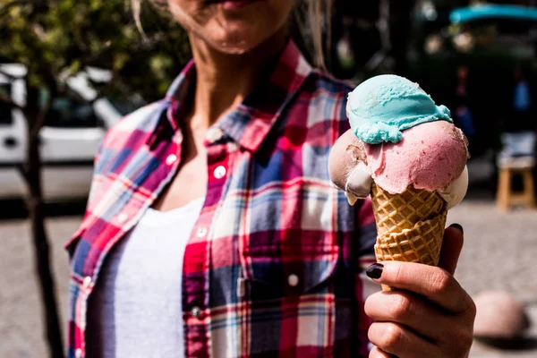 Menina segurando sorvete no cone — Fotografia de Stock