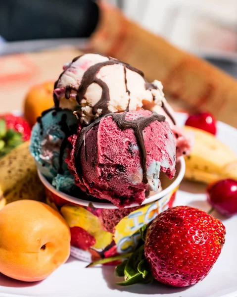 Helado en taza con frutas — Foto de Stock