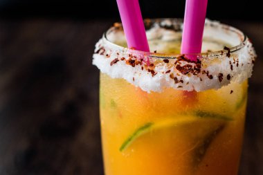 Meksika Michelada kokteyl ile bira, kireç, buz ve baharatlar