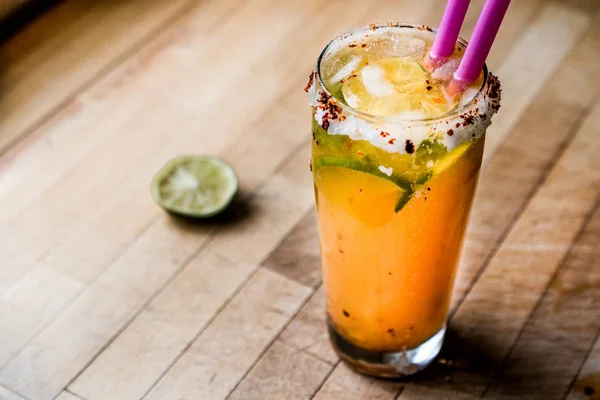 Michelada Mexicana Cóctel con cerveza, lima, hielo y especias —  Fotos de Stock