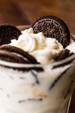 Çikolata kurabiye ve siyah saman ile vanilyalı Milkshake.