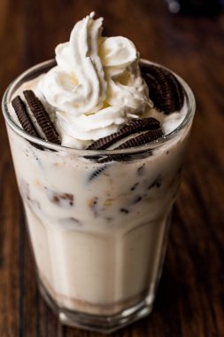 Çikolata kurabiye ve siyah saman ile vanilyalı Milkshake.