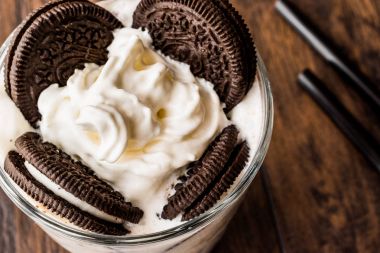 Çikolata kurabiye ve siyah saman ile vanilyalı Milkshake.