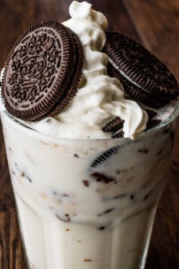 Çikolata kurabiye ve siyah saman ile vanilyalı Milkshake.