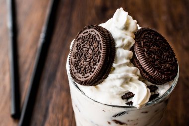 Çikolata kurabiye ve siyah saman ile vanilyalı Milkshake.