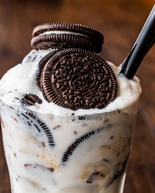 Çikolata kurabiye ve siyah saman ile vanilyalı Milkshake.