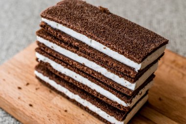 Süt krem dilim sandviçle.