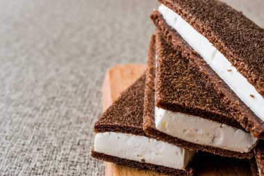 Süt krem dilim sandviçle.