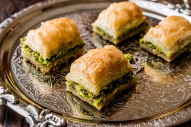 Türk tatlı Baklava gümüş tepsi üzerinde fıstıklı.