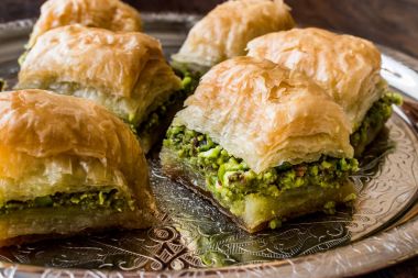 Türk tatlı Baklava gümüş tepsi üzerinde fıstıklı.
