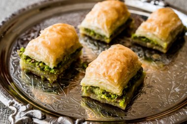 Türk tatlı Baklava gümüş tepsi üzerinde fıstıklı.