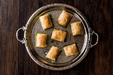 Türk tatlı Baklava gümüş tepsi üzerinde fıstıklı.