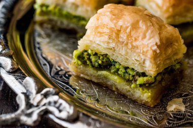 Türk tatlı Baklava gümüş tepsi üzerinde fıstıklı.