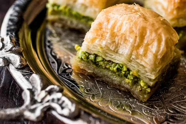 Postre turco Baklava con pistacho en bandeja de plata . — Foto de Stock