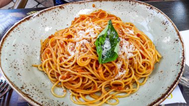 Pomodoro spagetti büyük tabak içinde.