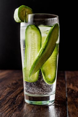 Salatalık kokteyl votka ve tonik koyu ahşap yüzeyi ile.