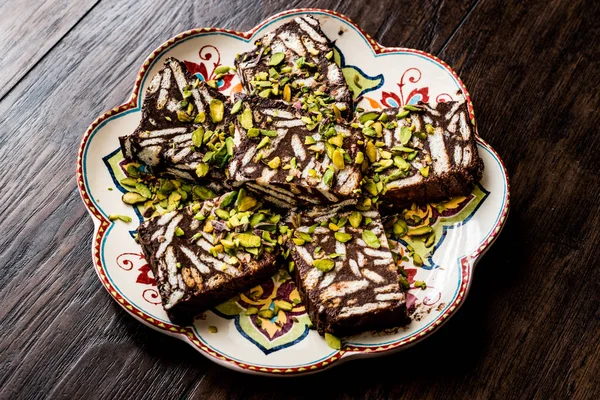 Mosaico de chocolate y pastel de galletas con pistacho . —  Fotos de Stock
