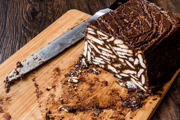 Mosaico Bolo de Chocolate e Biscoito com faca na superfície de madeira . — Fotografia de Stock