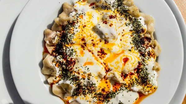 Türkischer Manti-Manlama mit Joghurt und gebratener Buttersoße — Stockfoto