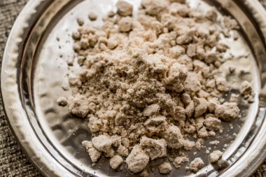 Gümüş tabakta Mahlep, mahaleb veya mahalep toz.