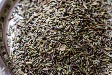 Kurutulmuş biberiye gümüş tabakta. (biberiye)