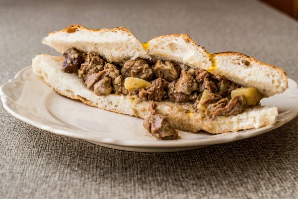 Sandwich con carne de cordero en plato blanco . —  Fotos de Stock
