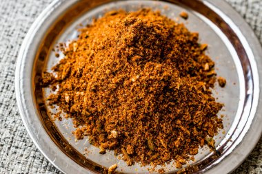 Masala tozu gümüş tepsi üzerinde / baharat tavuk / Tavuk Baharati