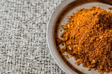 Masala tozu gümüş tepsi üzerinde / baharat tavuk / Tavuk Baharati