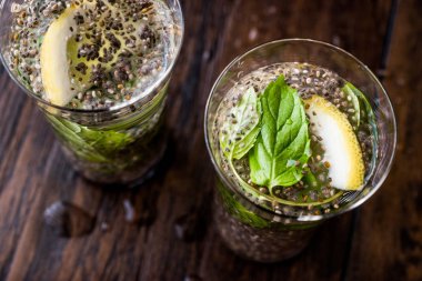 Su Chia tohum, nane yaprağı ve Limon Detoks.