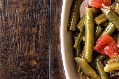 İnek bezelye salatası zeytin yağı domates ve soğan ile / Tatar salatasi