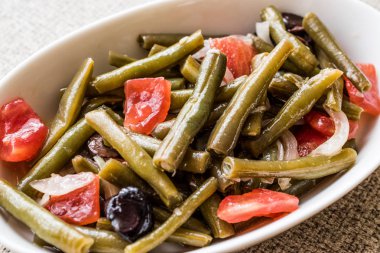 İnek bezelye salatası zeytin yağı domates ve soğan ile / Tatar salatasi