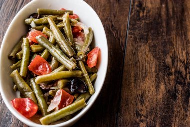 İnek bezelye salatası zeytin yağı domates ve soğan ile / Tatar salatasi