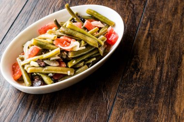 İnek bezelye salatası zeytin yağı domates ve soğan ile / Tatar salatasi