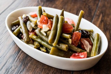 İnek bezelye salatası zeytin yağı domates ve soğan ile / Tatar salatasi