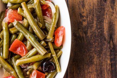 İnek bezelye salatası zeytin yağı domates ve soğan ile / Tatar salatasi