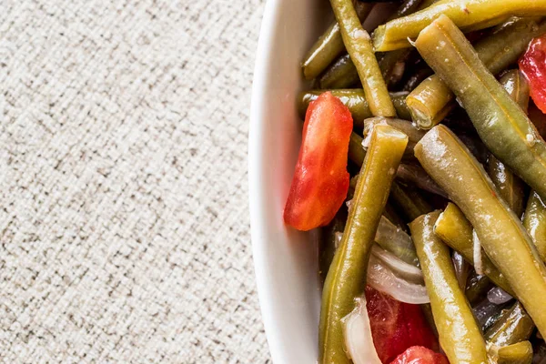 Салат з коров'ячим горохом з оливковою олією помідор та цибуля / Борошно салат — стокове фото