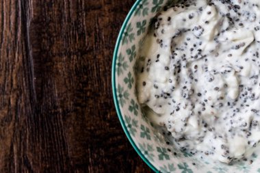 Chia tohum seramik Kupası ile yoğurt