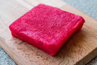 Kizilcik veya Kizamik Sekeri / kırmızı şeker Lohusa şerbeti için kullanılır.